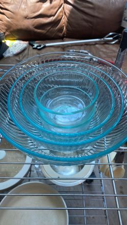 Set a five Pyrex bowls 20$all bowls