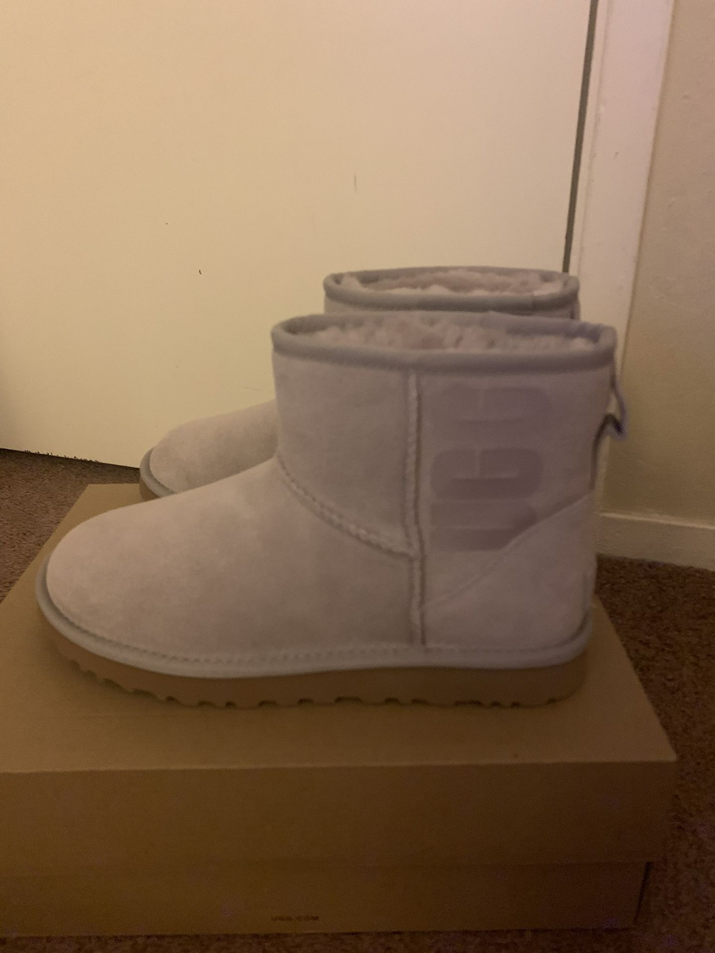 100% Authentic Brand New in Box UGG Classic Mini Rubber Logo Boots / Women size 5 / Color: Grey