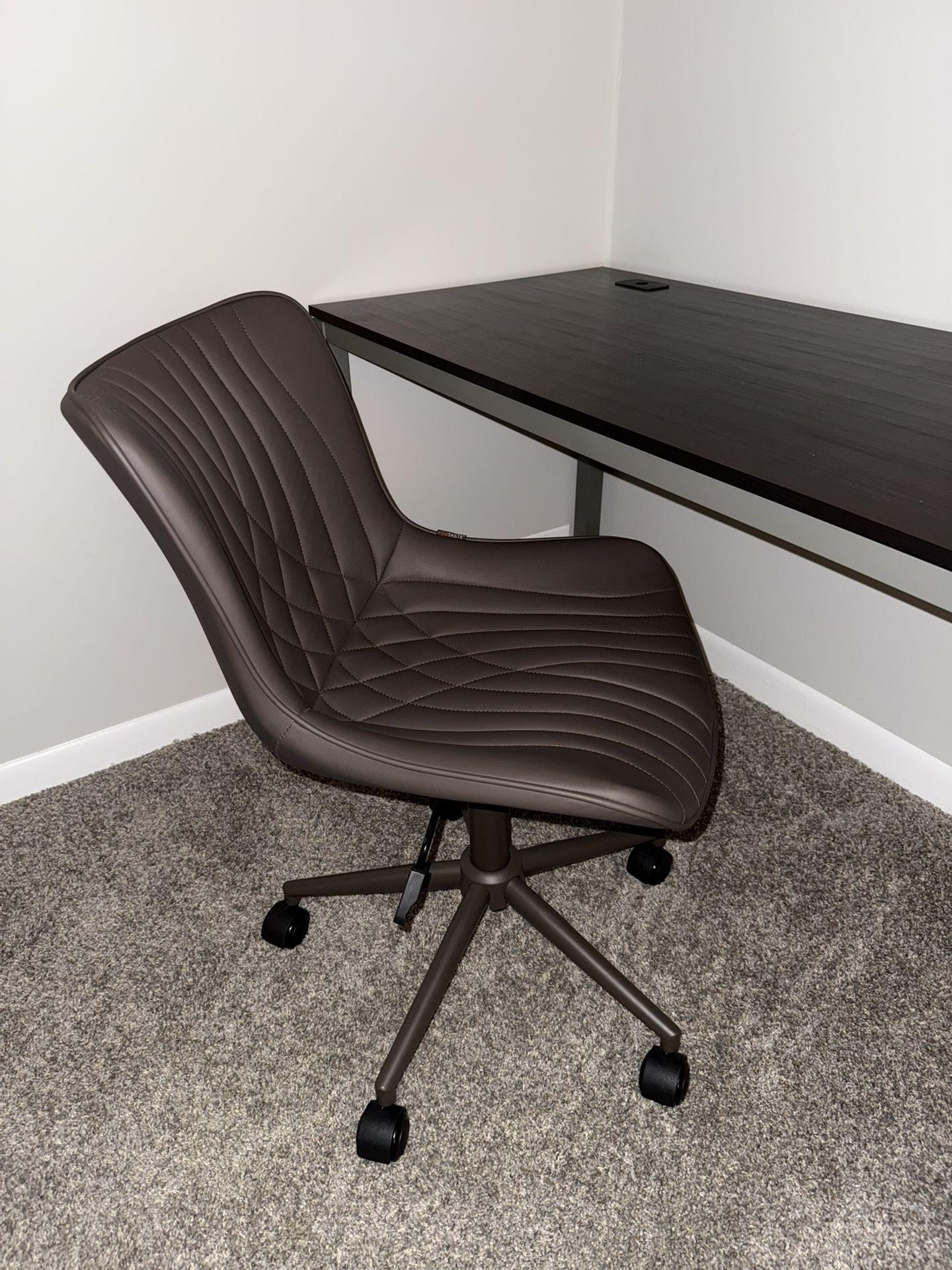 Modern Office Desk And Chair Setup