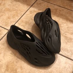 Onyx Yeezy Foam Runners
