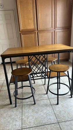 Table And 4 stolls 