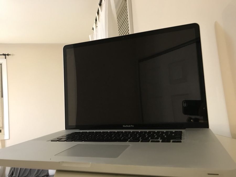 MacBook Pro 17” Mid-2010 for parts sold as is