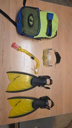BODY GLOVE, Toddler(3-7 year's old) Snorkel Set, S-MD /9-13Whale's Tail Fins, Body Glove Mask with Bag, Green, Used, GREAT!
