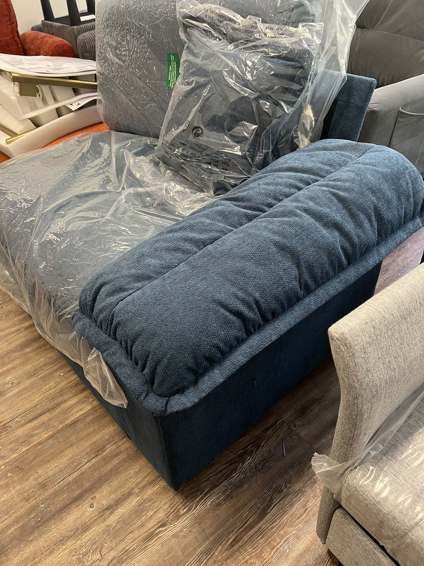 [MISSING RIGHT ARMREST] Oversized Accent Chair 