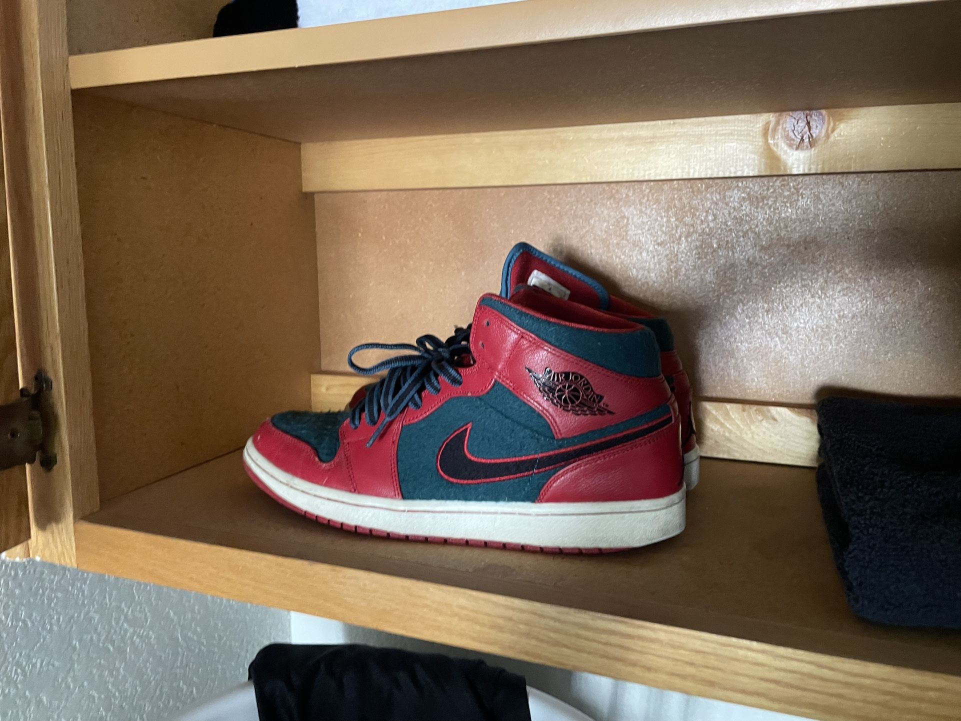 Jordan 1 Mid Gym Red Dark Sea Blue