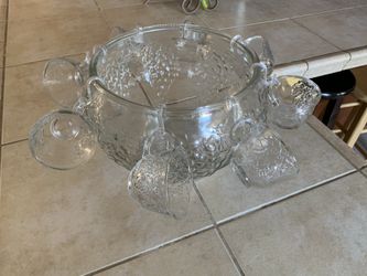 Glass bowl and 8 glasses