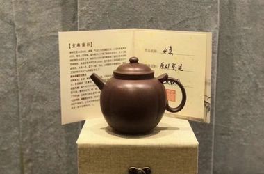 Handmade purple clay pot, raw ore purple mud, 220cc, author: Wang Yan, national assistant arts and Crafts artist. Process: All handmade. The pot type 