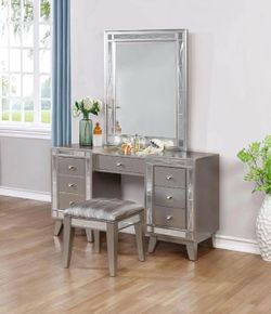 Makeup vanity mirror and stool
