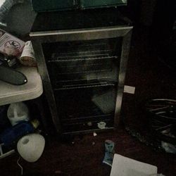 Like new mini fridge, perfect for drinks and overflow