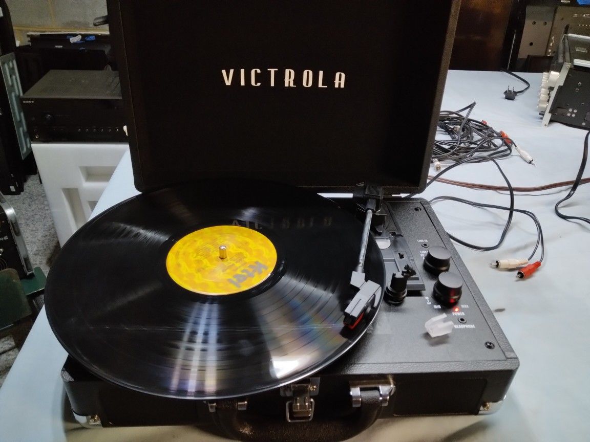 VICTROLA PORTABLE TURNTABLE WITH 2 WAY BLUETOOTH AND AUX INPUT 