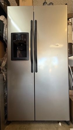 $290 - Hotpoint Side-by-Side Freezer/Fridge -25cuft w/ ice maker & water(stainless steel & black)