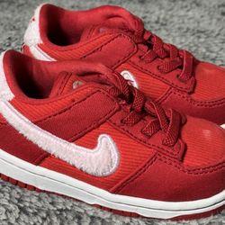 Nike Dunk Low "Valentine's Day" Edition 