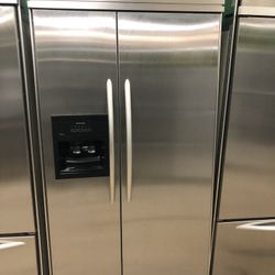 42 in wide 82 height kitchen aid frige use like new perfect working condition 