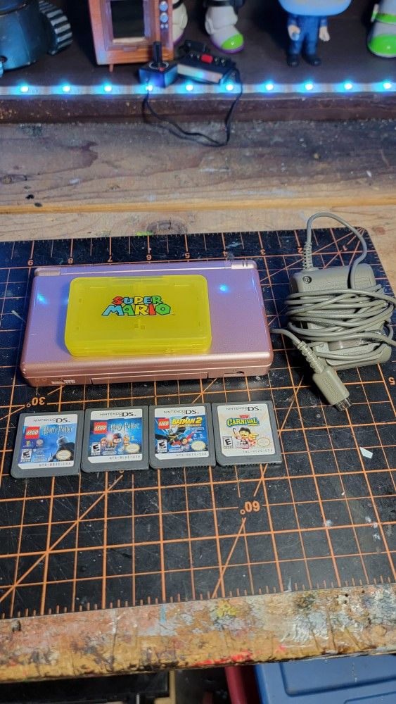 Nintendo DS Lite Metallic Rose Pink with 4 games/case & charger READ DESCRIPTION
Console in great condition charger has a slice on cord still works yo