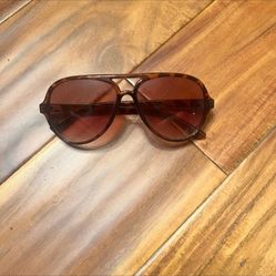 Women’s oversized tortoise shell print sunglasses