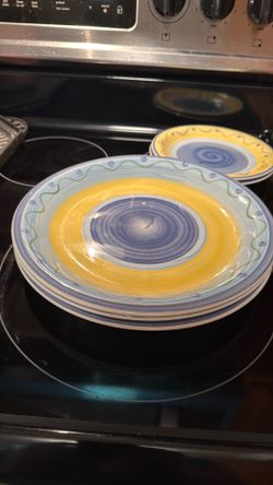 Beautiful dish plates small and big and 2 pink i bowls