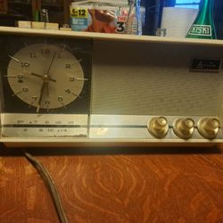 Vintage 1960's Arvin Clock/radio
