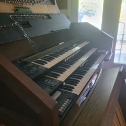 Free vintage '60s '70s? electric organ doesn't work. Heavy. Pedal board not included. 
