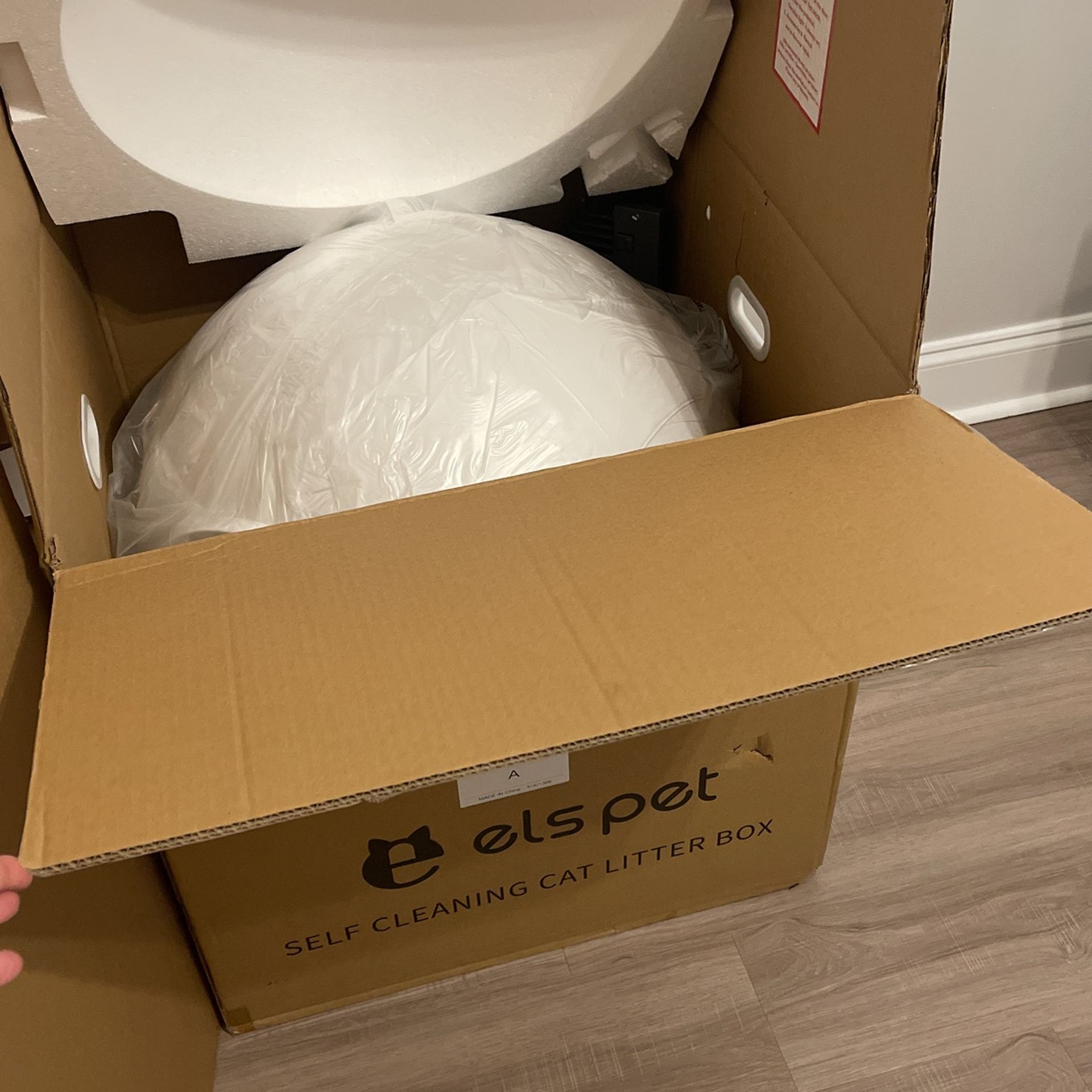 ELS Pet SELF Cleaning Cat Litter Box White - Brand New. Still In Packaging.