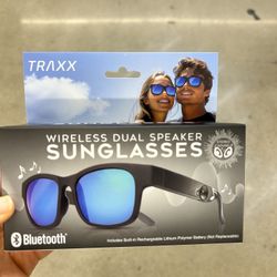 NWT Bluetooth Wireless Dual Speaker Sunglasses
