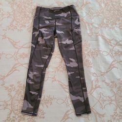 Athleta Contender 7/8 Mid Rise Tight Leggings Black Camo Size XS