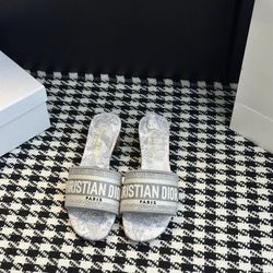 The webbing runs through the upper of the shoe, and the Parisian fashion lineage is straightforwardly highlighted, which is a double critical attack o