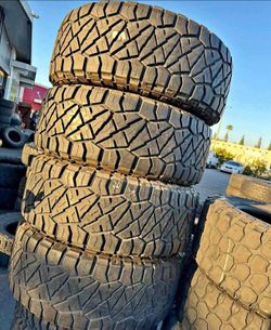 275/70/18 Nitto Selling a set of 4 tires in excellent condition π«‘