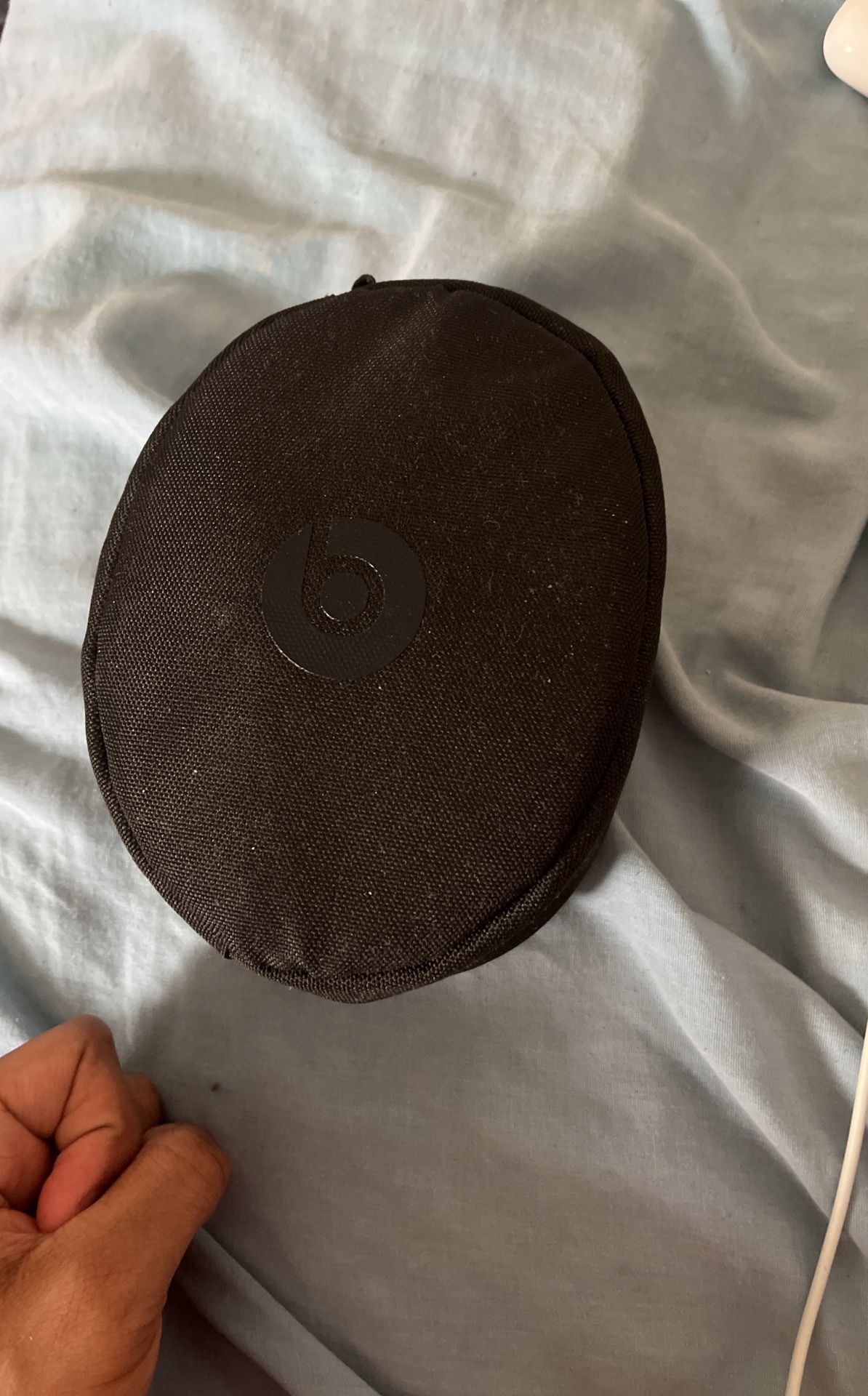 SOLO BEATS 3 ( COMES WITH BAG & BOX)