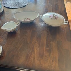 Noritake set vegetable bowl with lid, creamer and serving bowl