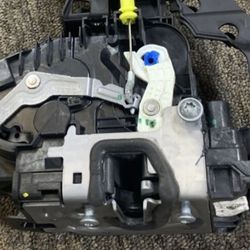 2018 Mercedes Benz c300 Front Right Side Door Lock Latch Actuator OEM 2017 To 2020 Make Me a Offer 