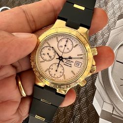 Beautiful Raymond Weil automatic chronograph, circa 1995, with 18k gold plating. In very good condition considering its age, featuring a barely notice