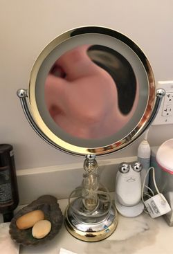 Magnifying cosmetic mirror