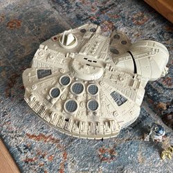 Millennium falcon With 4 Figures 