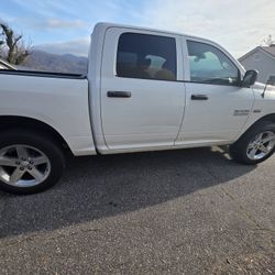 2017 Ram 1500 Express - 4x4 - 5.7L - Crew Cab