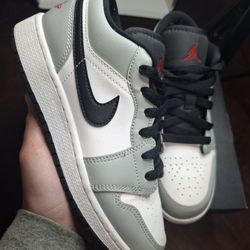 Air Jordan 1 Low "Light Smoke Grey"