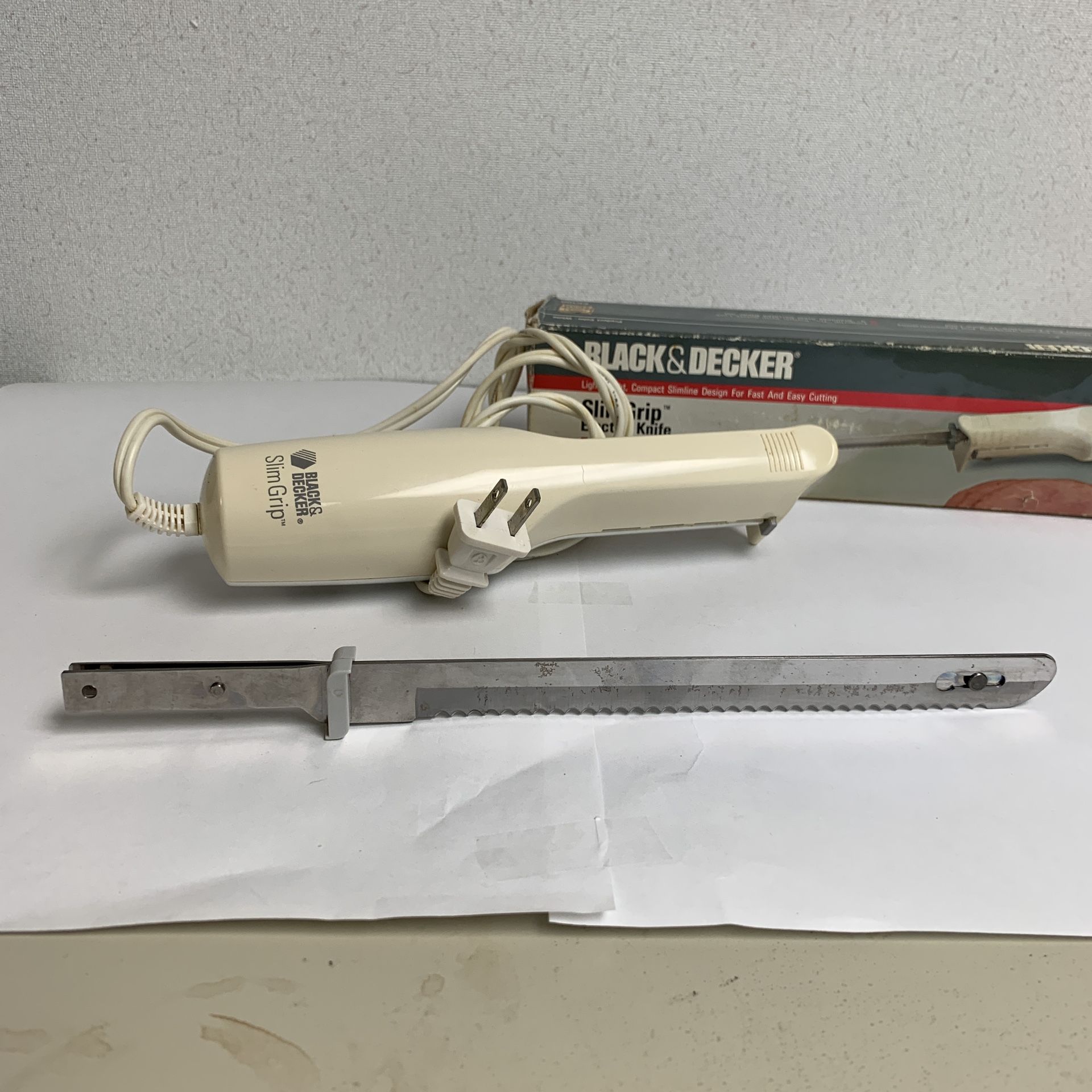 Vintage Black And Decker Slim Grip Electric carving EK100 9", works well for Sale in Dayton, OH