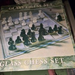 NEW! GLASS CHESS GAME, REALLY NICE 