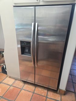 Side by side fridge and freezer