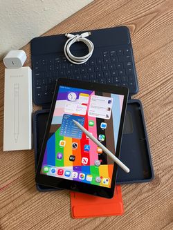 Apple iPad 8th Generation 32GB (Latest iOS 26) Logitech Keyboard case , Pencil & charger