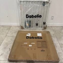 Extra Wide Pet Gate / Baby Gate - Fits Openings 31.5” - 55”