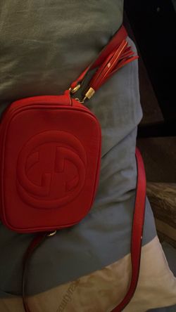 it got a little bit of scuff on it, but you can take that part off A Gucci red purse it got a little bit of scuff on it, but you can take that part of
