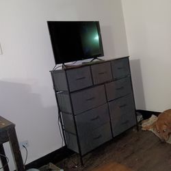 Dresser and End Table/Accessories
