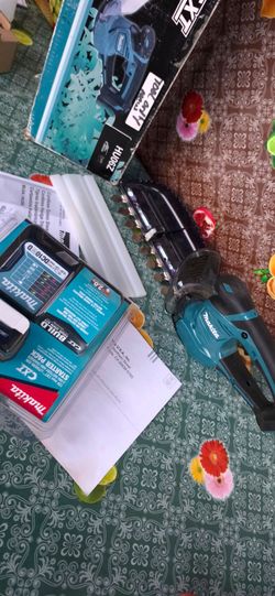 MAKITA 
12-VOLT  CXT  LITHIUM-ION CORDLESS  7-7/8 IN HEDGE TRIMMER KIT