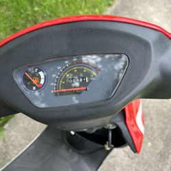 Scooter in perfect condition has a title running between 35 /40 miles