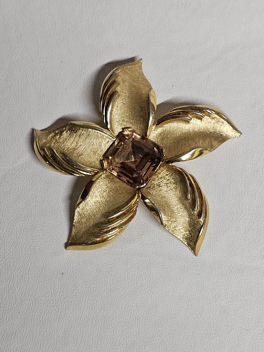Crown Trifari Floral Gold Tone Brooch With Topaz Center 