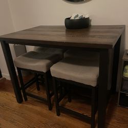 Table & 4 Chairs / Stools