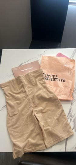 Tummy targeting beige shapewear shorts L