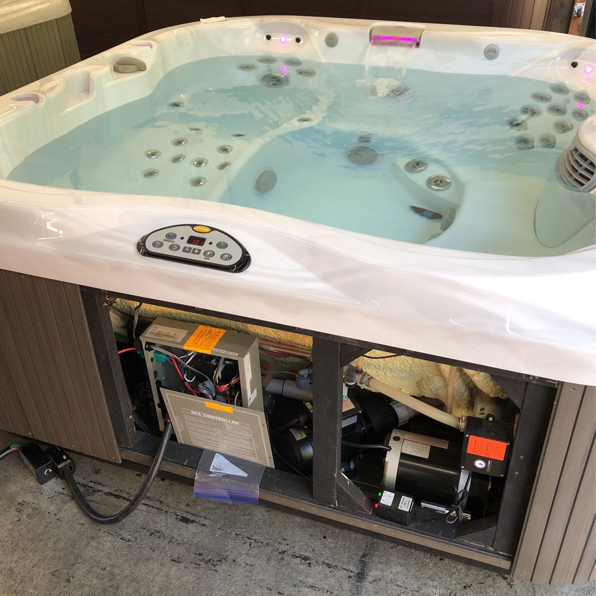 Jacuzzi Spa  J-335 7x7  Hot Tub 