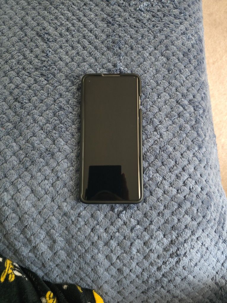 ONE PLUS 8 - Almost New