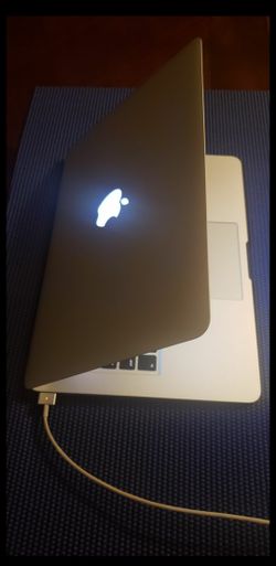 2014 MACBOOK AIR 13-INCH - INTEL I5 - 4 GB - 120 GB FLASH HD - MINT CONDITION - LOW BATTERY CYCLE COUNT